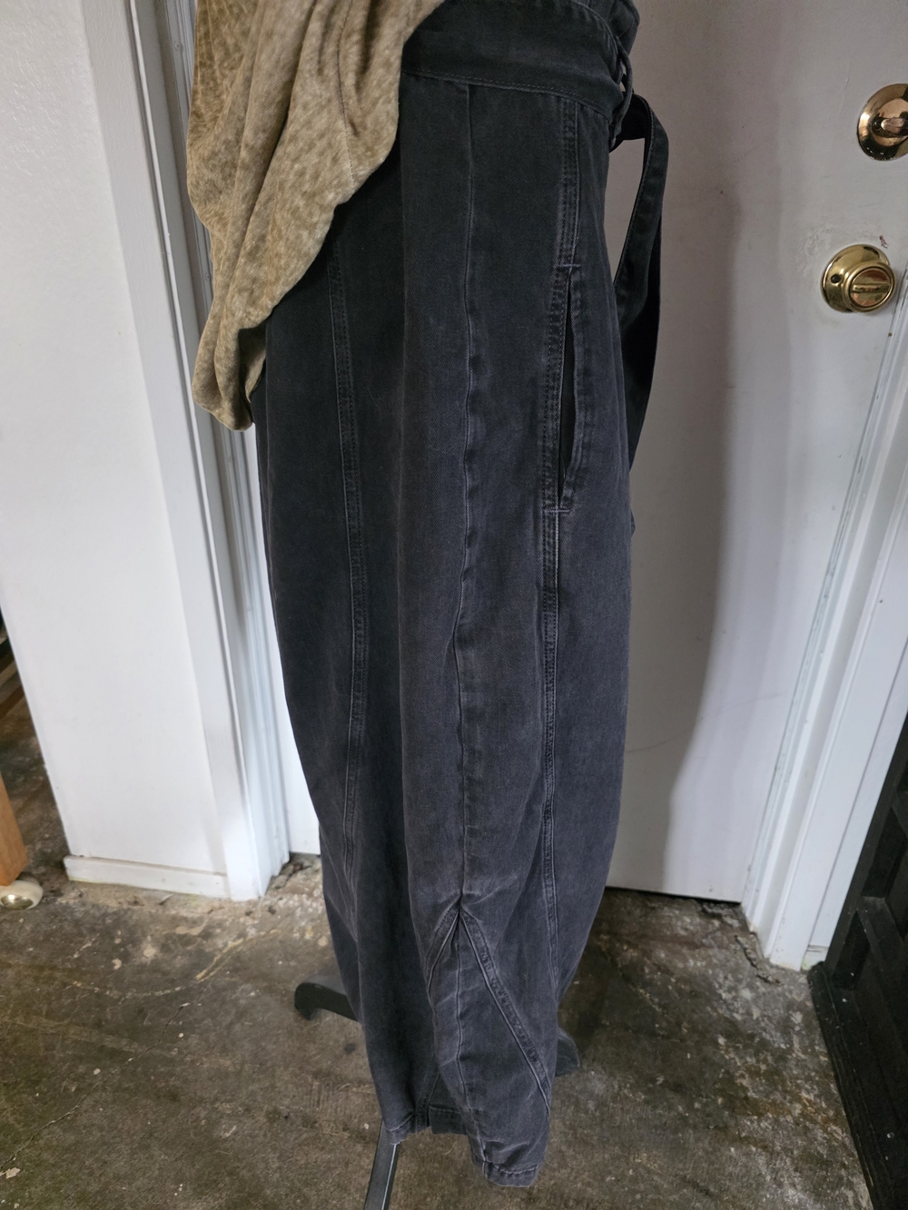 We The Free Charcoal D-Ring Belt Barrel Pants - Picture 2 of 7